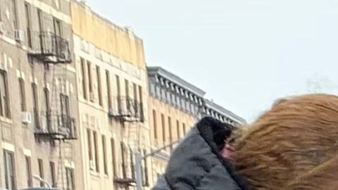 Rosa García junto a su nieto en el Alto Manhattan, quien se opone a que se vacune a menores de 18 años