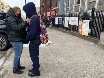 Rosa García junto a su nieto en el Alto Manhattan, quien se opone a que se vacune a menores de 18 años