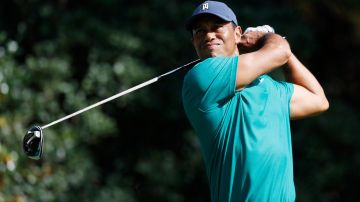 Tiger Woods practicando golf