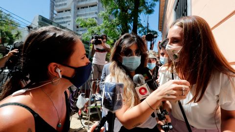 Gianinna Maradona afuera del lugar donde brindó su testimonio.