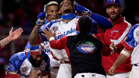 Johan Camargo, del equipo dominicano, celebra un jonrón en el quinto inning.