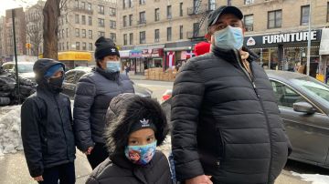 Miguel Rodríguez, padre de dos niños que estudian en escuelas de Washington Heights, apoya las vacunas en niños