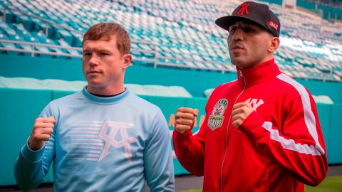 Saúl Canelo Álvarez y Avni Yildirim posan en el Hard Rock Staduim de Miami, en la semana previa a su pelea