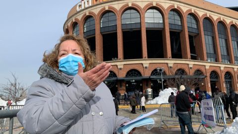 "Mega centro" de vacunación del COVID-19 en Citi Field abre con apenas 250 dosis frustrando a vecinos de Queens