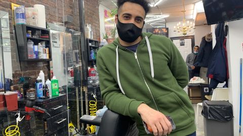 El barbero Henry Paulino, de Washington Heights