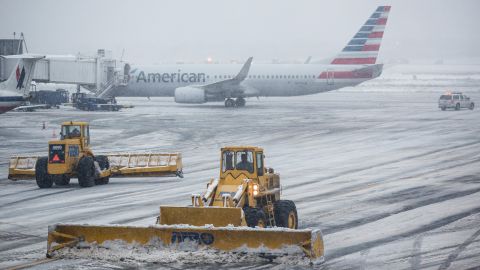 La interrupción de la actividad aérea por la nevada podría extenderse hasta este martes.