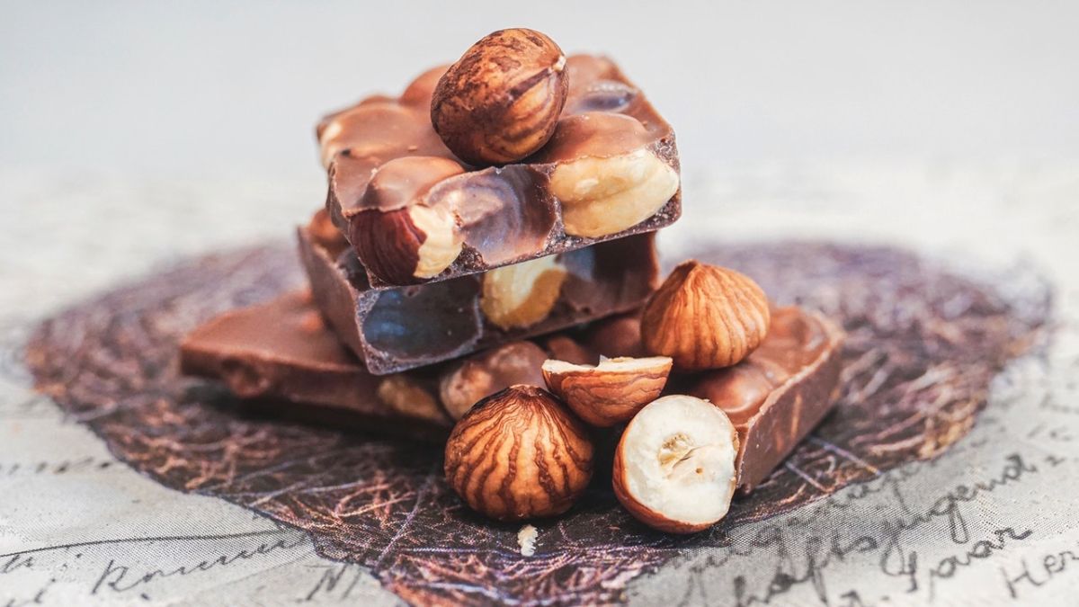 El chocolate oscuro o amargo, 70%  o más contenido en cacao, puede ser una opción saludable para tu antojo.