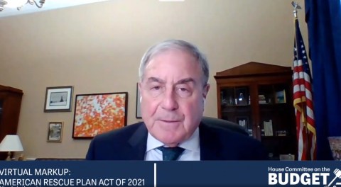 El demócrata John Yarmuth, presidente del Comité de Presupuesto de la Cámara.
