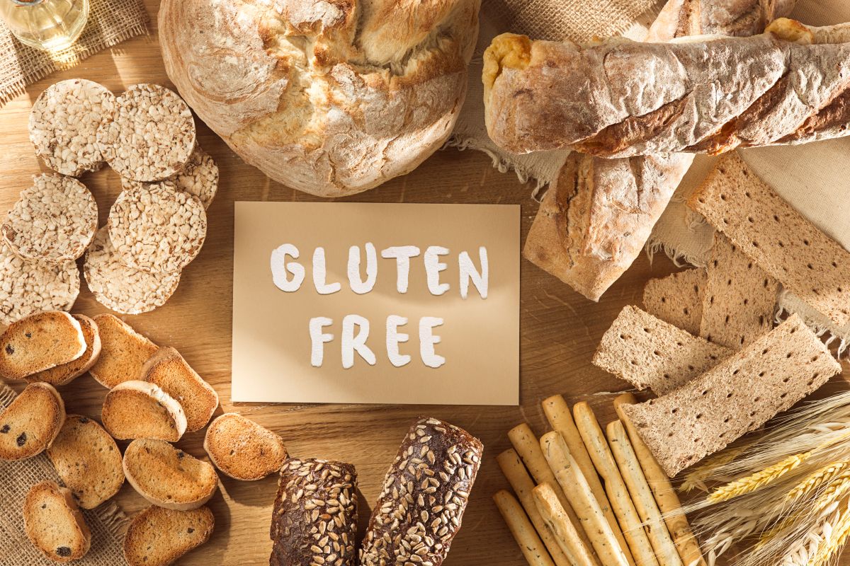 El gluten está presente en una gran cantidad de alimentos, como pan, pastas, galletas, entre otros. Las personas celíacas presentan una intolerancia a dicha proteína. 