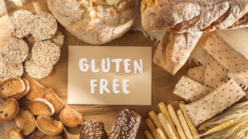 El gluten está presente en una gran cantidad de alimentos, como pan, pastas, galletas, entre otros. Las personas celíacas presentan una intolerancia a dicha proteína.