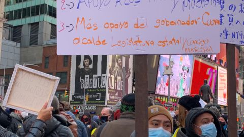 Inquilinos con rentas atrasadas realizan una demostración para pedir ayuda,