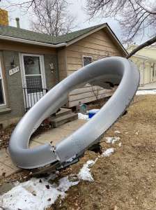 Avión de United Airlines aterriza de emergencia con motor incendiado y soltando pedazos sobre Denver