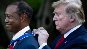 Donald Trump condecorando a Tiger Woods con la Medalla de la Libertad en el 2019.