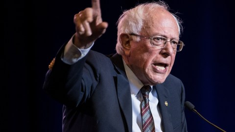 Sanders dijo que alguien que gana $55,000 dólares al año no puede ser considerado "rico".