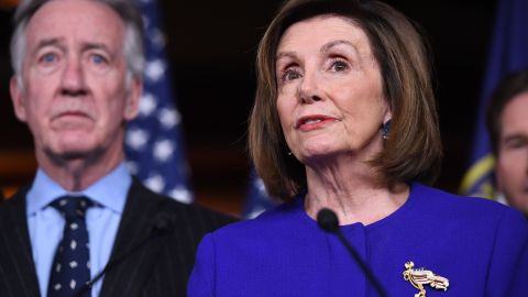 El representante Richard Neal y la presidenta de la Cámara, Nancy Pelosi.