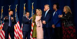 Pastor hondureño en millonaria demanda de divorcio le hizo campaña a Trump desde su iglesia en Miami, Florida