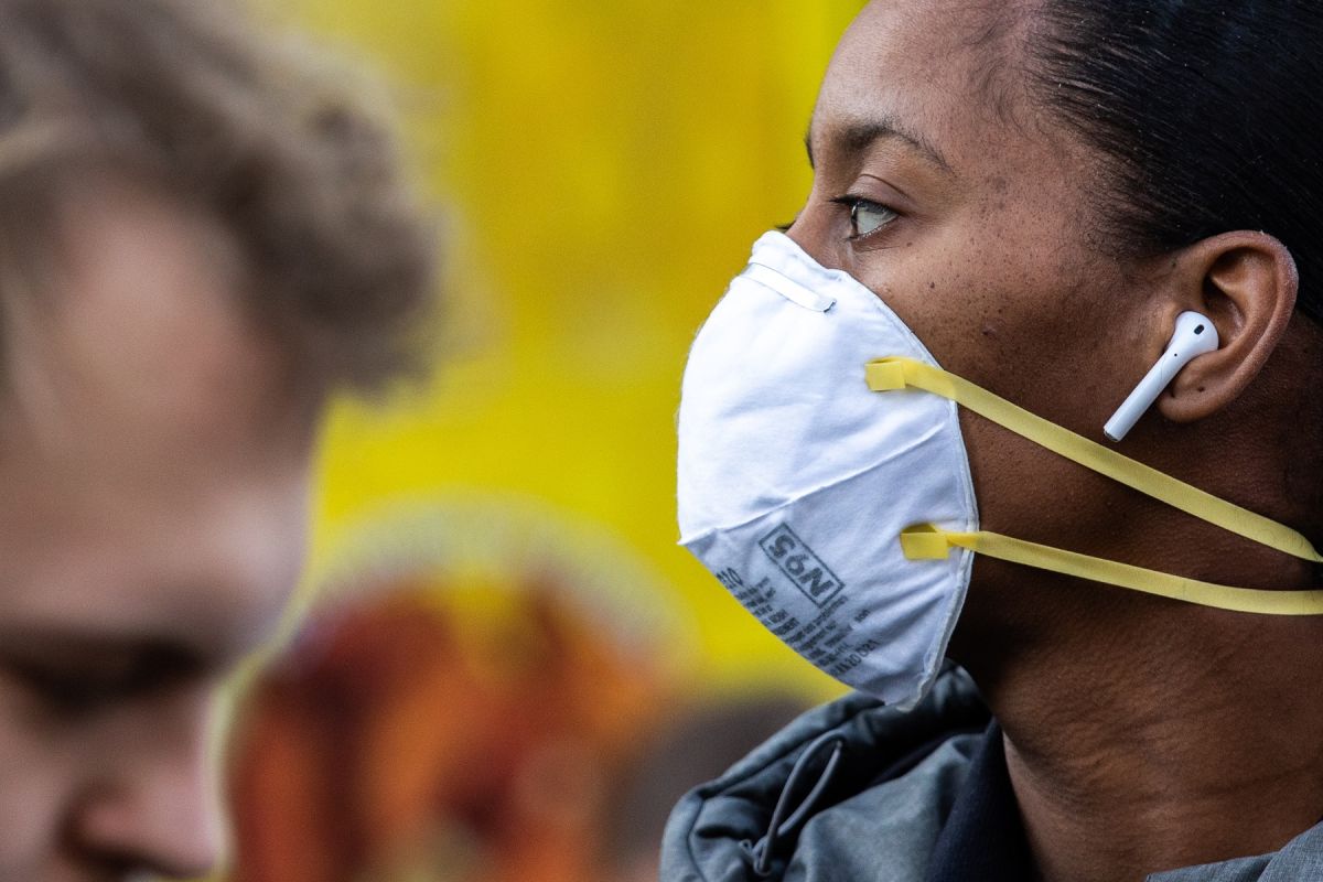CDC indica que máscaras ajustadas o dobles protegen hasta 96.5% contra coronavirus