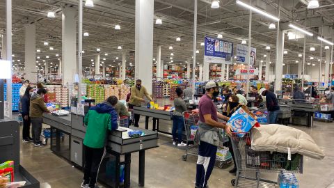 Costco_aumenta_el_salario_mínimo_a_$16_dólares_por_hora_GettyImages-1210379016.jpg