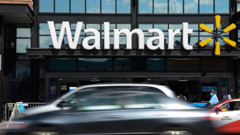 Walmart comenzó a distribuir la vacuna contra el coronavirus en 22 estados