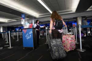 Delta rechaza la propuesta de exigir una prueba negativa de COVID-19 a los pasajeros durante vuelos en Estados Unidos