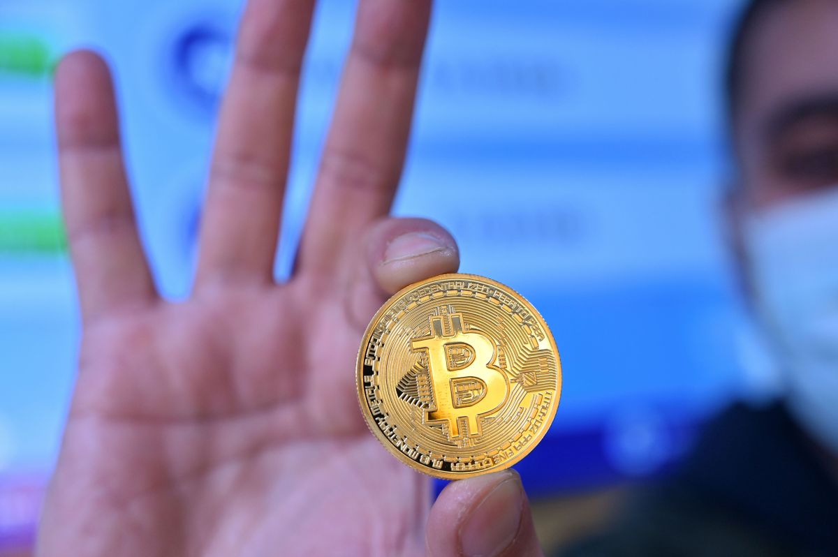 Un Bitcoin está valorizado por encima de los $50,000 dólares.
