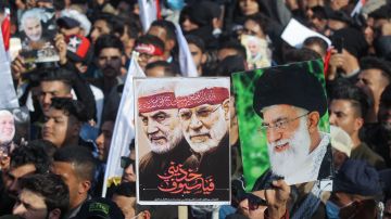 Manifestantes iraquíes protestan un año después de los ataques de EE.UU. en Irak en los que murió el general iraní Qasem Soleimani.