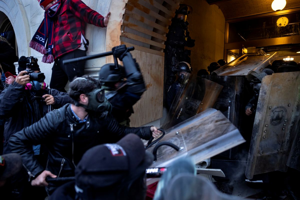 Manifestantes se enfrentan violentamente a las fuerzas de seguridad del Capitolio federal durante el asalto del pasado 6 de octubre.