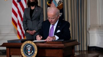 Joe Biden firma ordenes ejecutivas en Casa Blanca