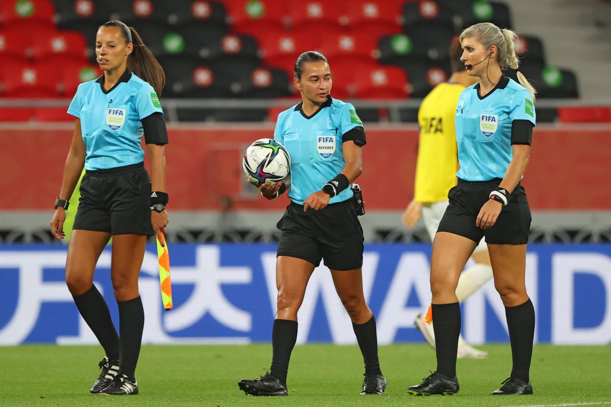 VIDEO: Jeque qatarí no saluda a árbitro mujer en el Mundial de Clubes, sólo a los hombres