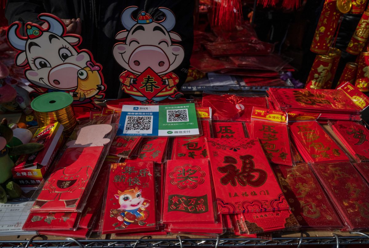 Regalar una tarjeta color rojo forma parte de las celebraciones del Año Nuevo Chino.