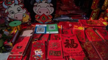 Regalar sobres rojos durante el Año Nuevo Chino es señal de fortuna