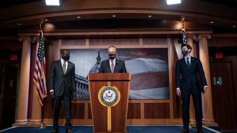 El líder Schumer estuvo escoltado por los senadores Raphael Warnock y Jon Ossoff.