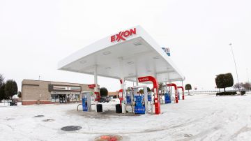 El precio de la gasolina aumente entre 10 y 20 centavos por galón ante la tormenta invernal