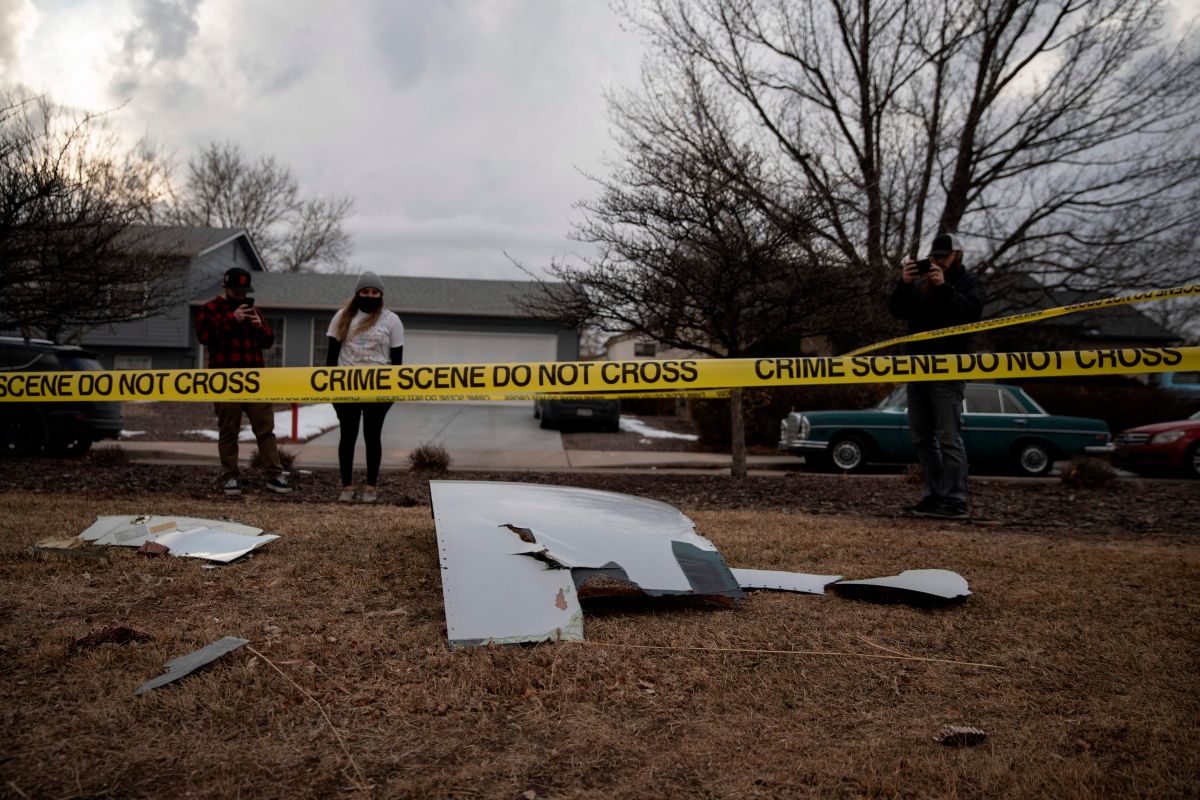 Los fragmentos del motor del vuelo 328 de United Airlines quedaron esparcidos por varios vecindarios de Broomfield en Colorado.
