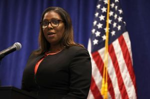 Fiscal Letitia James refuerza batalla legal por suspensión de deportaciones de Biden (podcast)