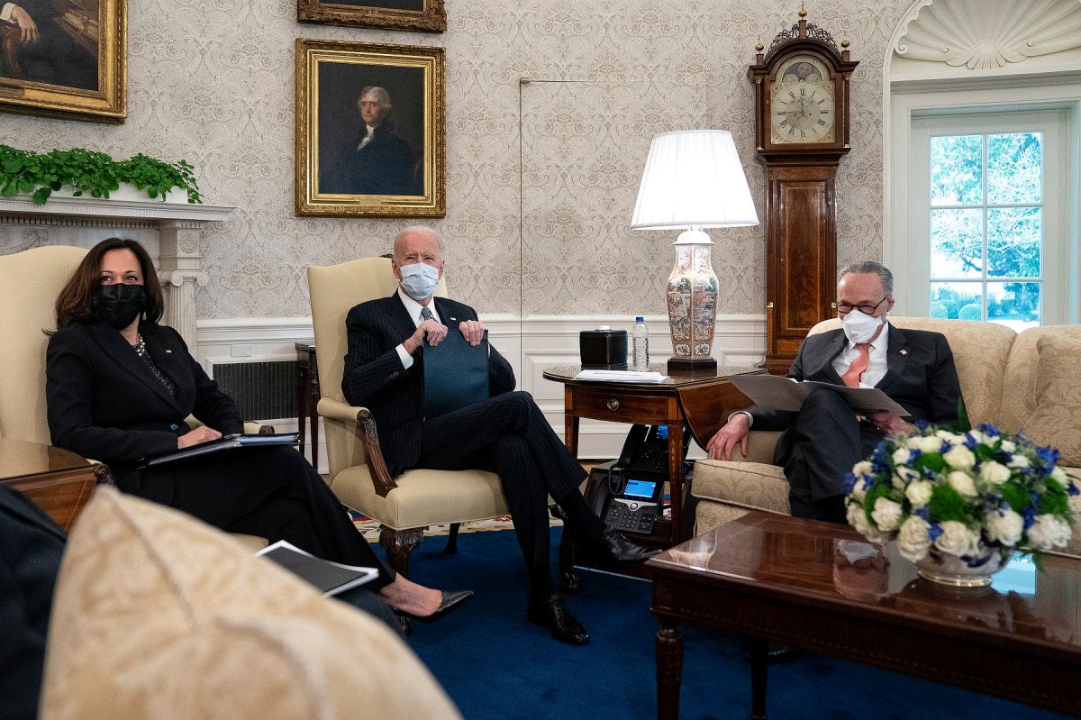 El presidente Biden y la vicepresidenta Harris se reunieron con senadores demócratas.