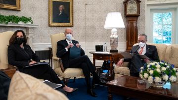El presidente Biden y la vicepresidenta Harris se reunieron con senadores demócratas.