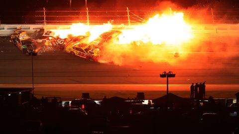 La competencia de la Daytona 500 concluyó con una carambola y un ganador inédito.