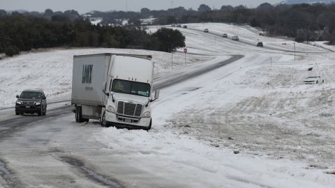 Camion trailer en la nieve en Killeen