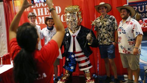 La figura dorada ha sido uno de los atractivos del CPAC en Florida.