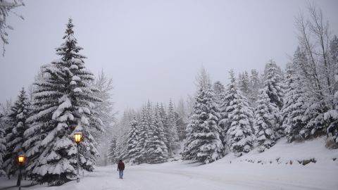 Hay que caminar con cuidado al visitar las montañas con nieve.