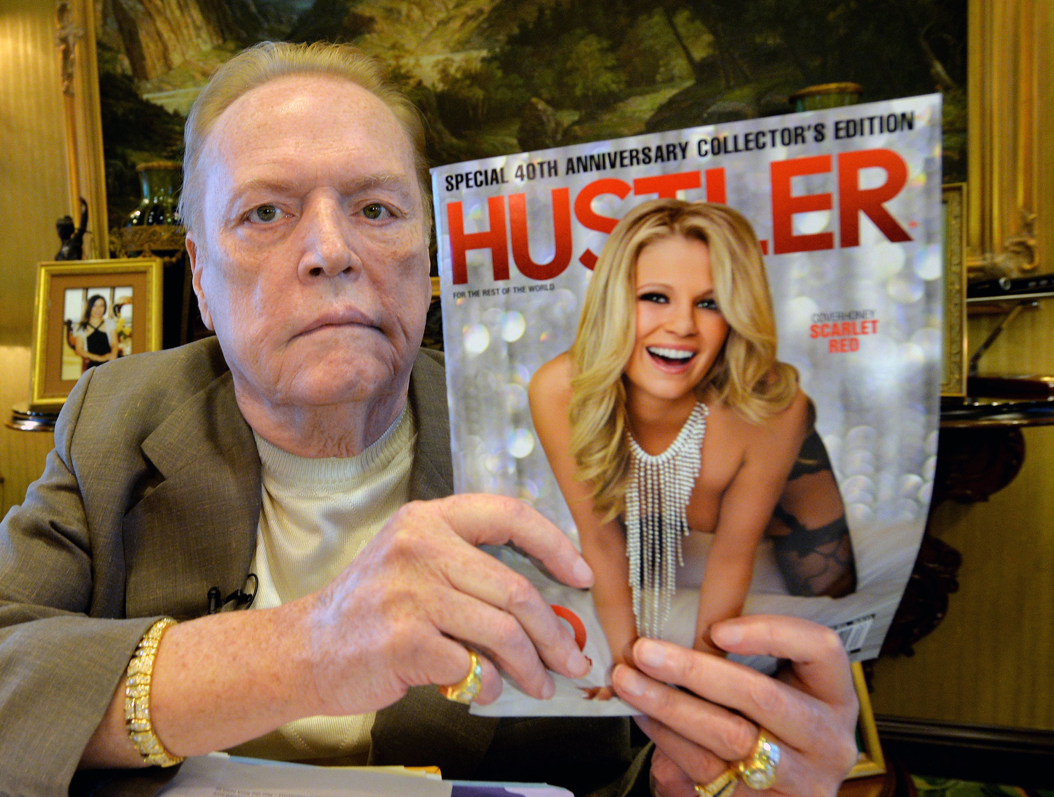 Larry Flynt y una edición de Hustler.