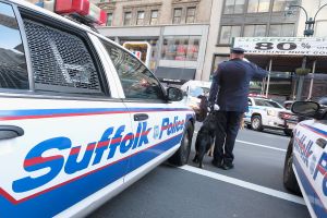 Hombre murió baleado tras acuchillar a dos policías en Nueva York