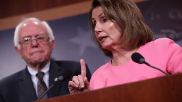 El senador Bernie Sanders felicitó a la presidenta de la Cámara, Nancy Pelosi, por el plan de aumento salarial.