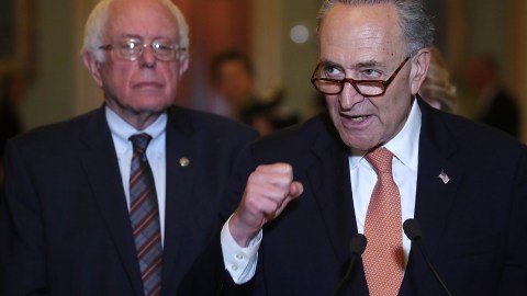 Los senadores Bernie Sanders y Chuck Schumer.