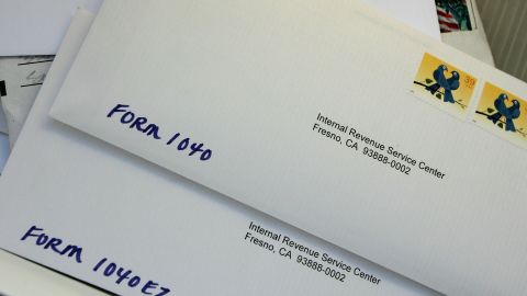 IRS comete un error y avisa a miles de contribuyentes que no enviará ni el primer ni segundo cheque de estímulo