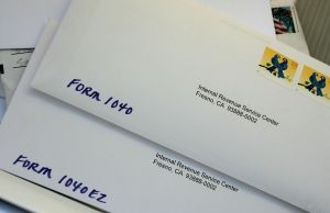 IRS comete un error en una carta y avisa a miles de personas que no les enviará su cheque de estímulo