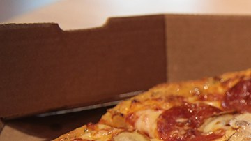 La promoción de Domino's Pizza se llama Mix and Match, y con ella podrás elegir dos o más productos del menú por solo $5.99 cada uno.