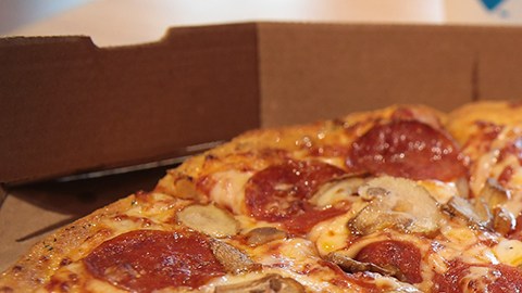 La promoción de Domino's Pizza se llama Mix and Match, y con ella podrás elegir dos o más productos del menú por solo $5.99 cada uno.