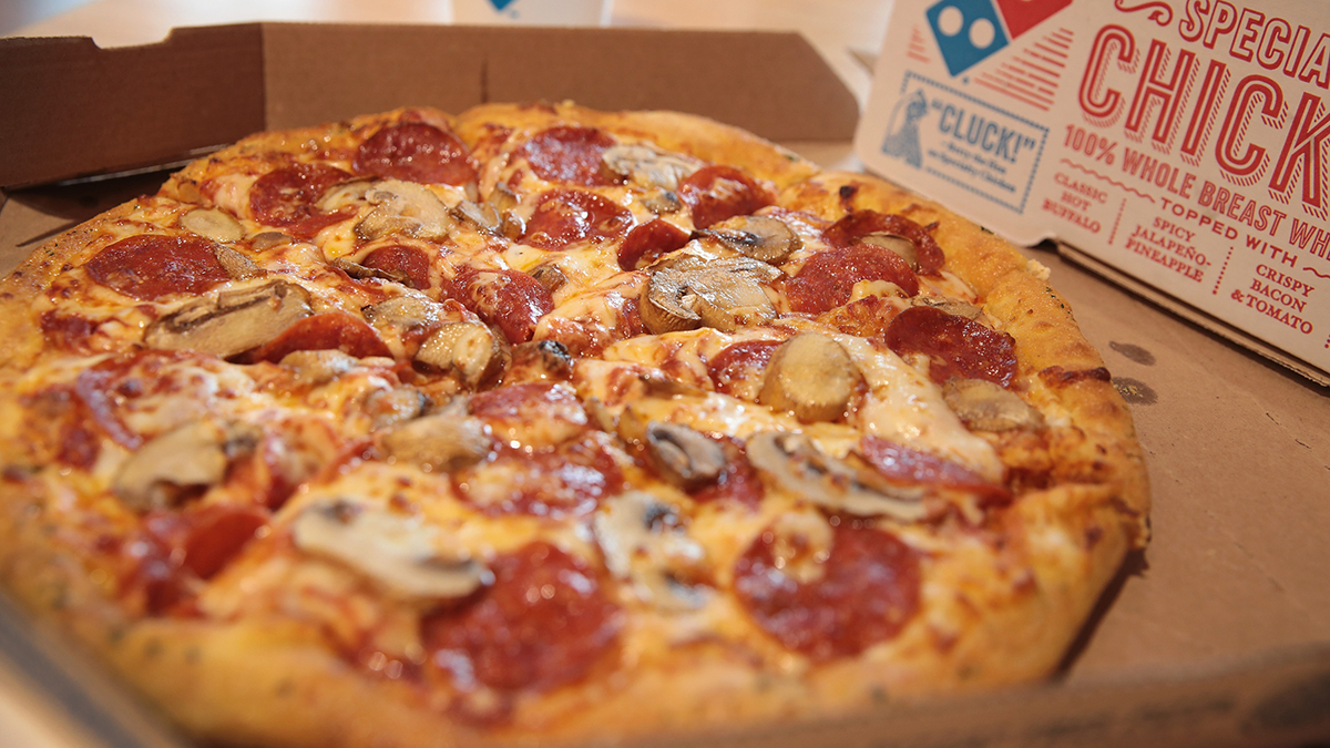 La promoción de Domino's Pizza se llama Mix and Match, y con ella podrás elegir dos o más productos del menú por solo $5.99 cada uno.